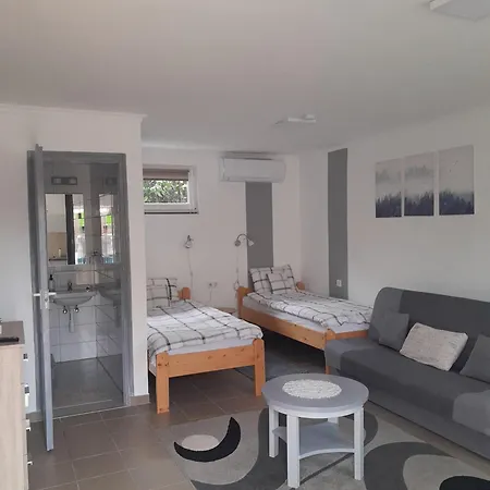 Szandi Vendeghaz Apartament *